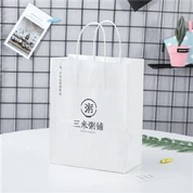 ハンドル付きの白いギフトバッグ